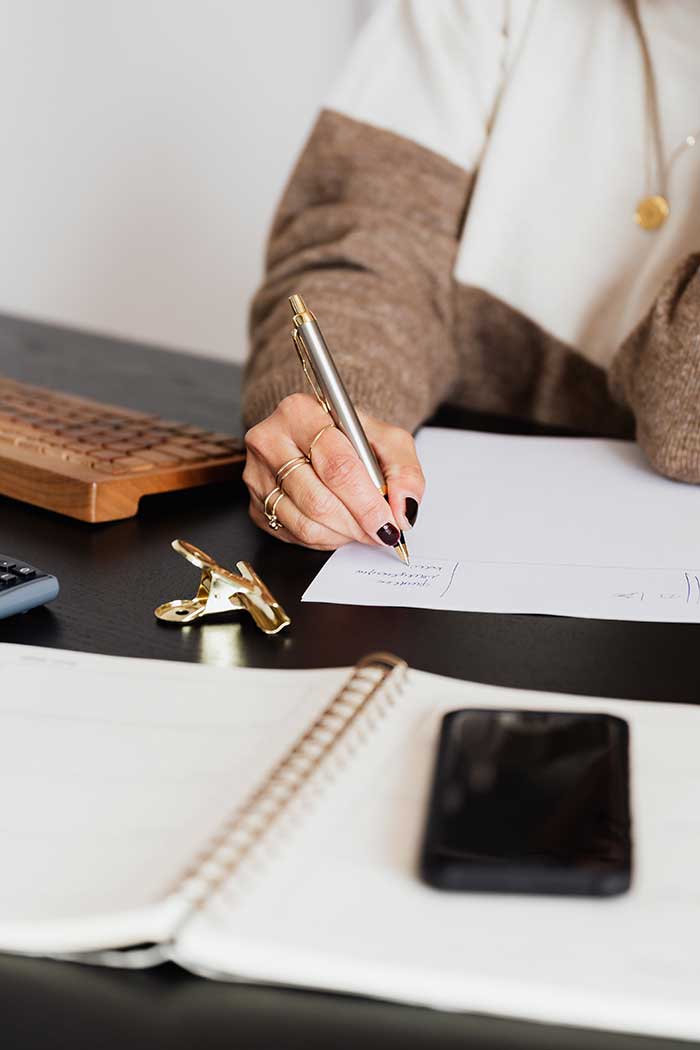 crop-elegant-business-lady-taking-notes